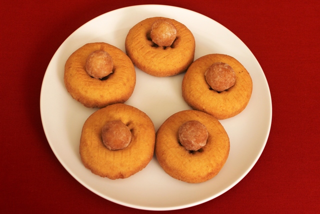 How to Place Doughnut Holes in a Doughnut to Make a Flower Shape