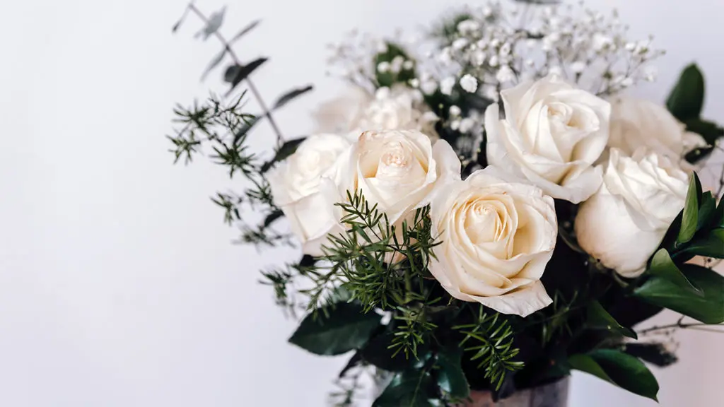 housewarming party ideas with white roses