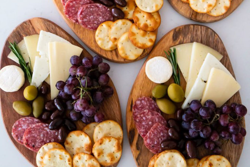 Ideas de fiesta de inauguración con platos de salchicha