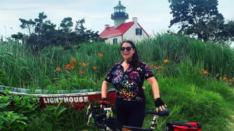 Photo of Jennifer Weiner at a lighthouse