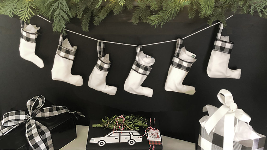 calcetín navideño diy con medias blancas con puños de cinta a cuadros de búfalo blanco y negro