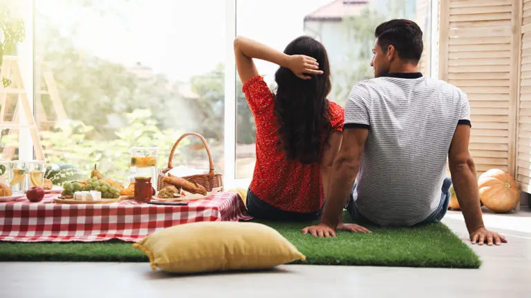 valentines-day-date-ideas: indoor picnic