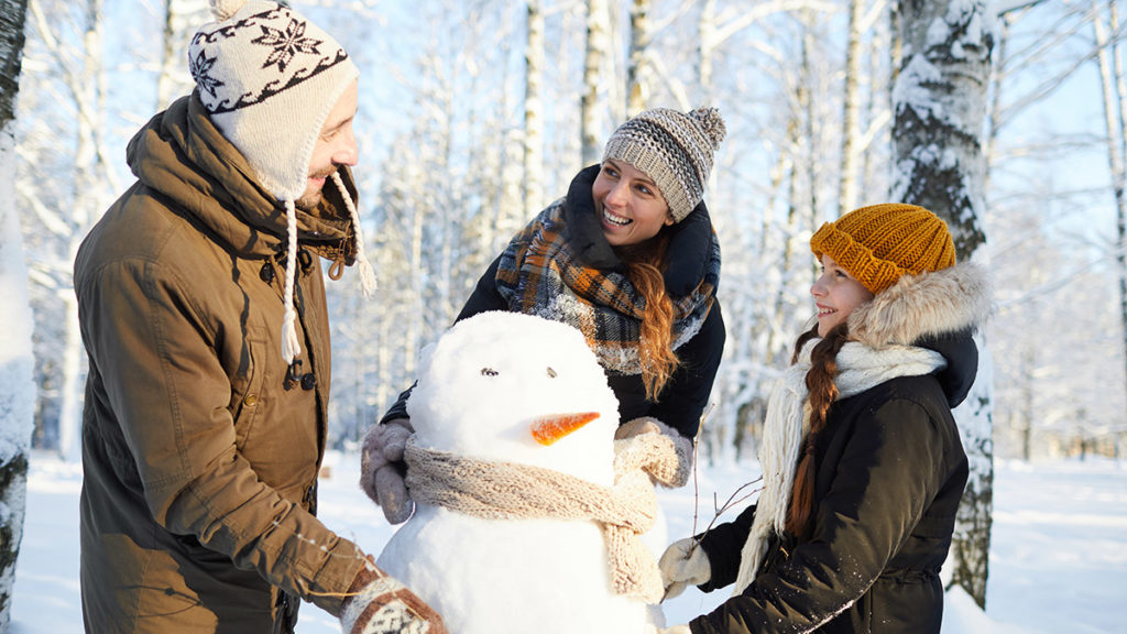 snow-day-activities: building snowman