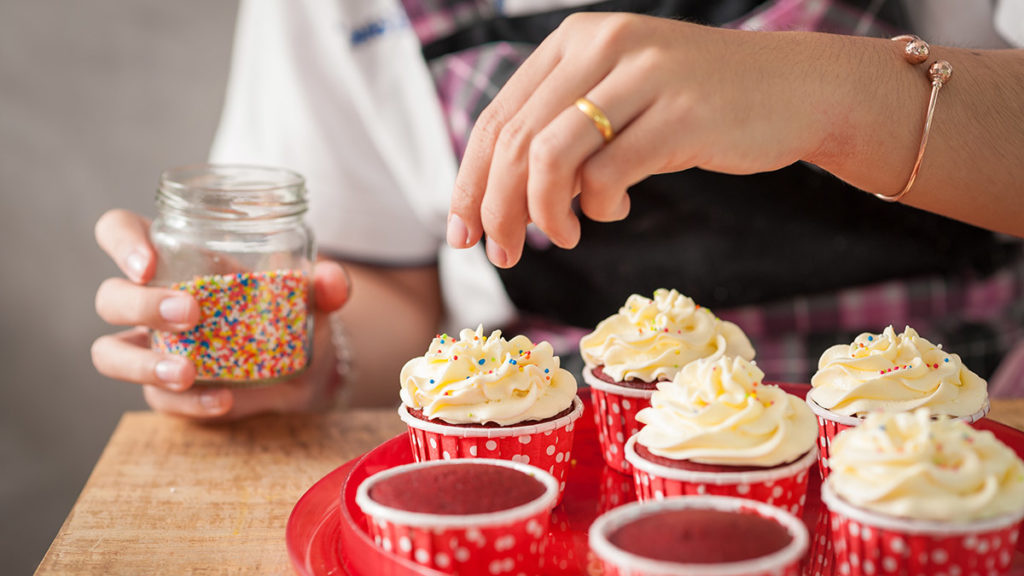 valentines-day-party-for-adults-diy-cupcakes