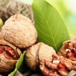 facts-about-walnuts: shelled and deshelled walnuts