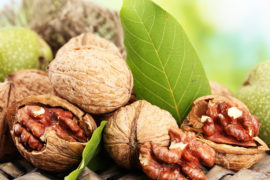 facts-about-walnuts: shelled and deshelled walnuts