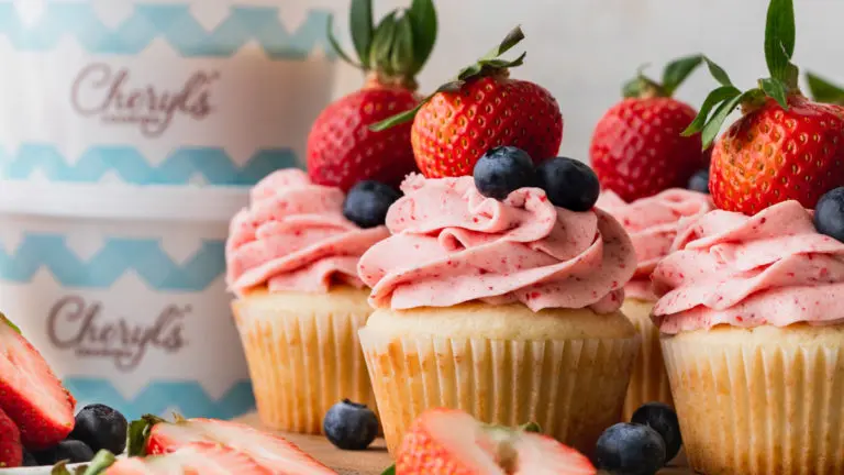 cupcake recipe: finished berries and cream cupcakes