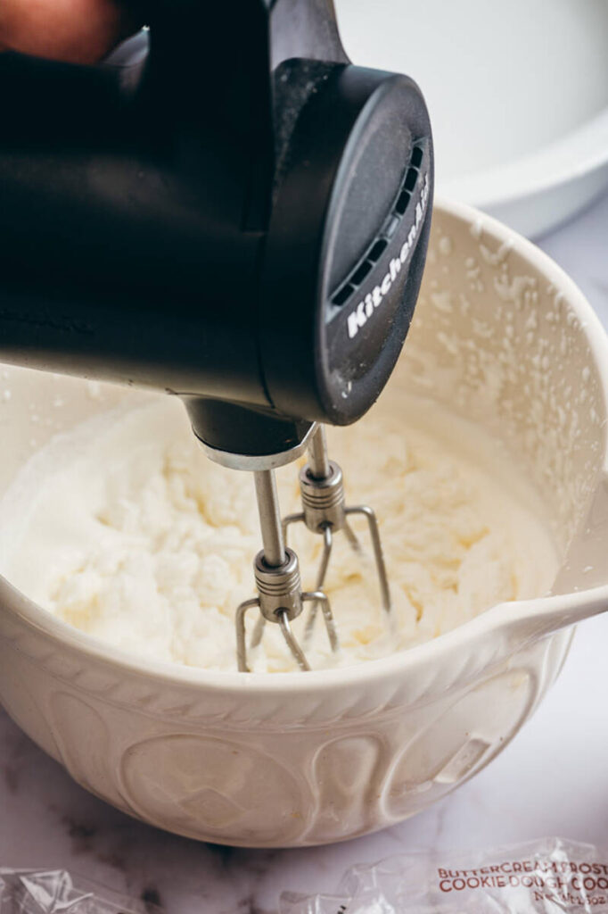 ice cream pie with mixing cream