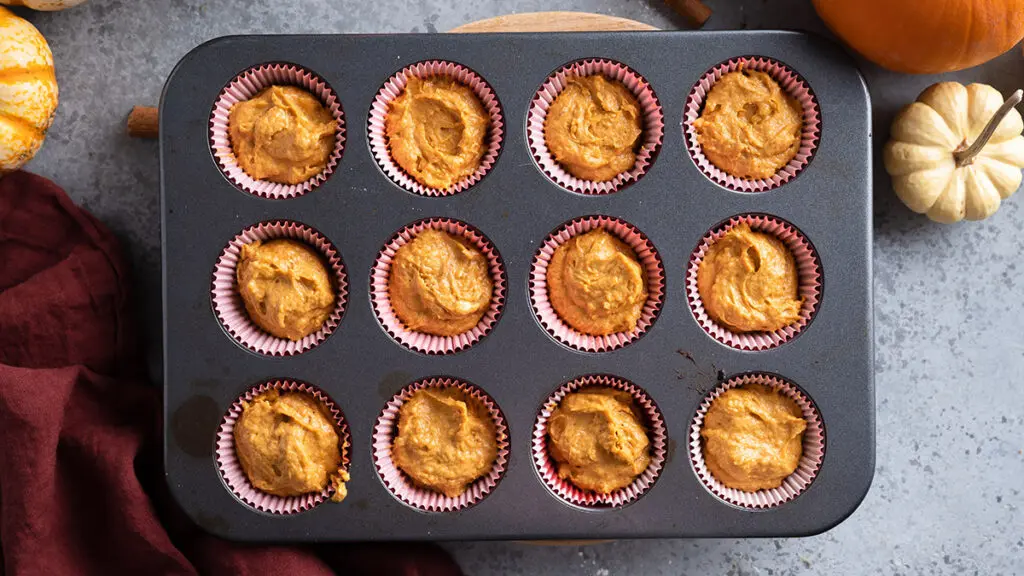 pumpkin cupcakes with cinnamon buttercream in pan